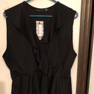 Sleeveless black ruffle shirt